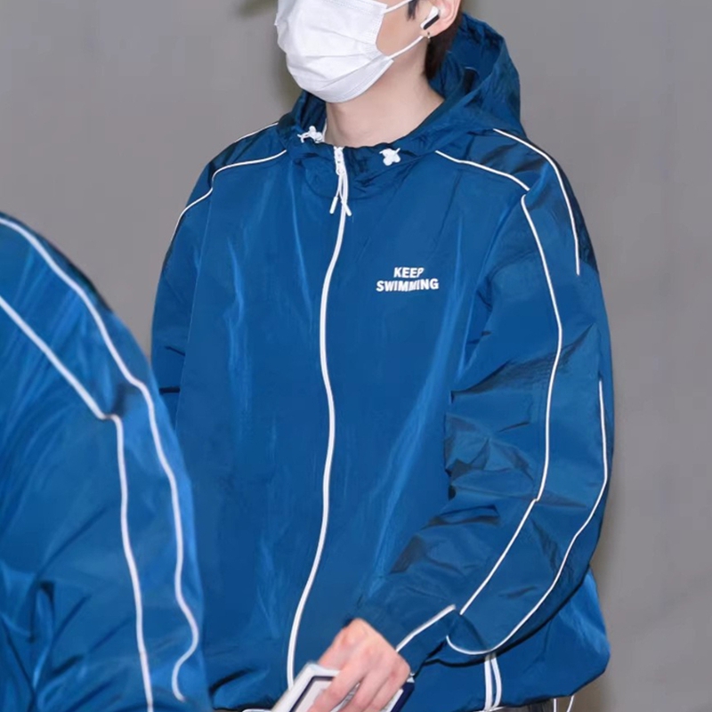 Windbreaker Anime Merchandise - เสื้อแจ็คเก็ตกันลมมีฮู้ดสีน้ำเงินพิมพ์ลาย Kpop Keep Swimming สำหรับผู้ชายและผู้หญิง สวมใส่สบายๆ